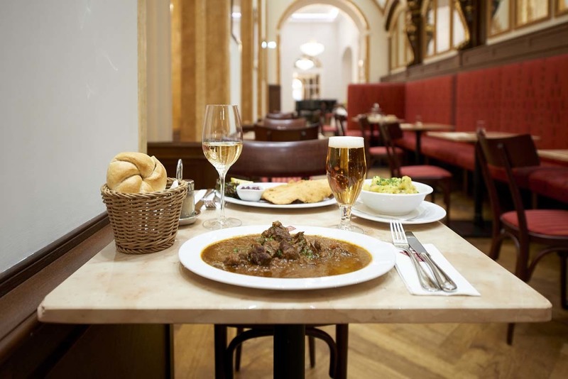 Slukas Mittagstisch - main course and dessert in Vienna, city center
