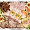 Der Sluka Vorspeisenteller ist eine Variation an pikanten k.u.K. Feinheiten.     Für 10 Personen:   Schinkenrolle  Beinschinken  Rindfleischsalat  Lachs und Oberskren  Schweinsschopf Kümmelbraten 