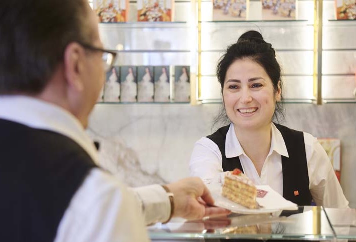 Mitarbeiter Theke, Verkauf in der Conditorei Sluka - Wiener Kaffeehaus