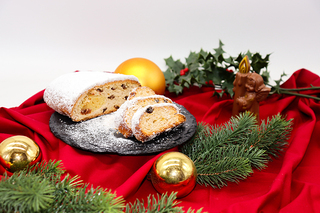 Stollen in der Weihnachtszeit im Kaffeehaus Wien - in der Conditorei Sluka 