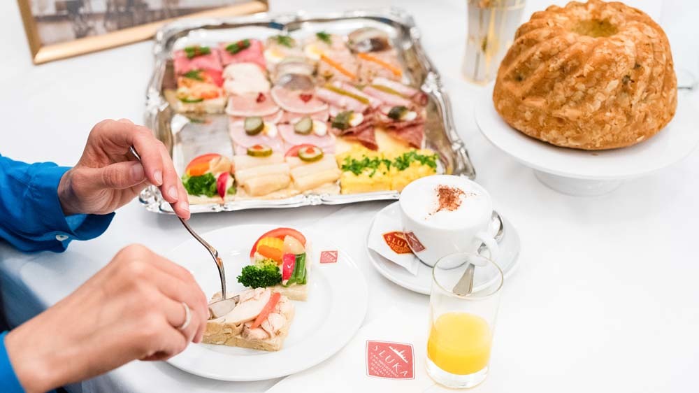 Brötchen, Gugelhupf, Kaffee - Feiern in der Conditorei Sluka Kärntner Straße 