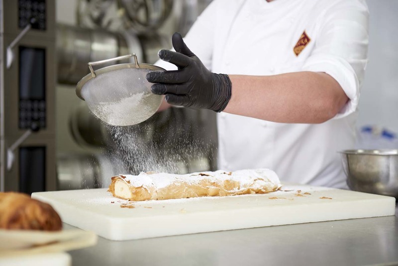 Strudelherstellung in der Conditorei Sluka