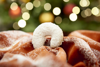 Vanillekipferl in der Weihnachtszeit im Kaffeehaus Wien - in der Conditorei Sluka 